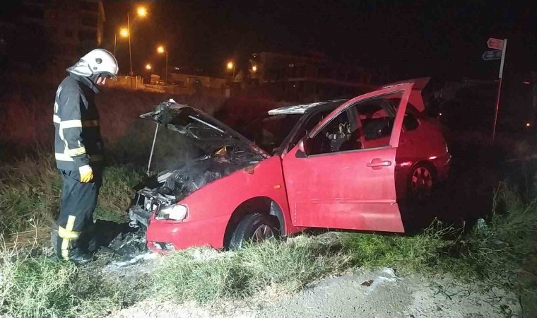 Yanan otomobilin sürücüsü son anda kurtuldu