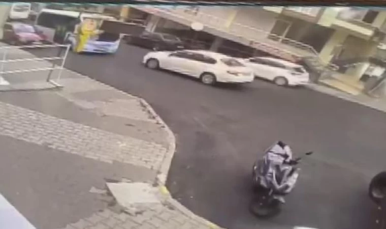 Yolcu minibüsü ile otomobilin çarpıştığı kaza kamerada