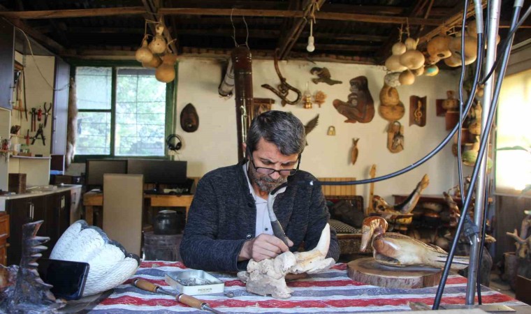 Bahçesini kendi için yaşam alanına çevirdi: Doğada kemikleşmiş odunlara çeşitli şekiller veriyor