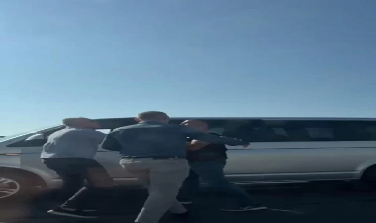 Büyükçekmece’de düğün konvoyundakiler minibüs sürücüsüne saldırdı