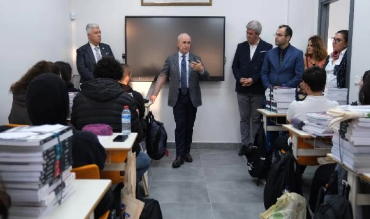 Büyükçekmece’de üniversiteye hazırlanan gençlere kitap dağıtıldı