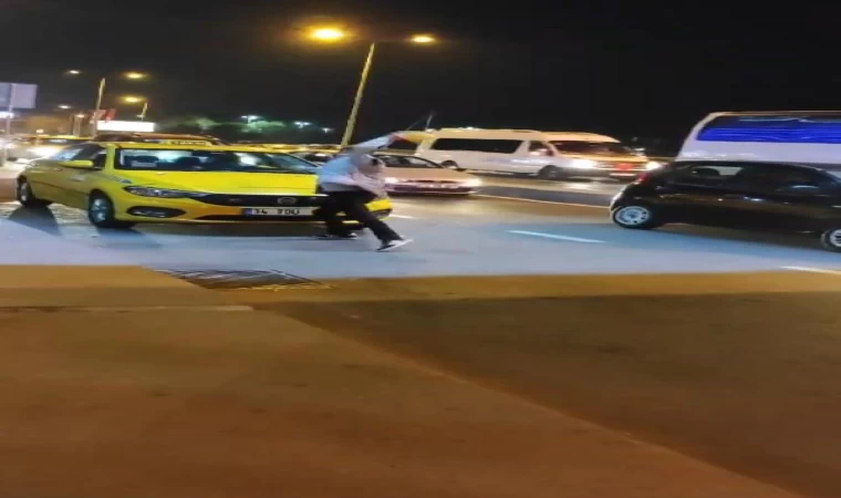 (ek bilgilerle) - Bakırköy’de indirildiği otobüse tekme attı; taksinin camlarını kırdı