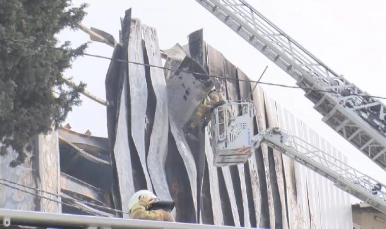 Ek fotoğraf ve bilgi // Küçükçekmece’de kimyasal madde deposu alev alev yandı