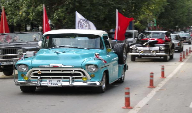 Kadıköy’de klasik otomobillerle 100.Yıl konvoyu