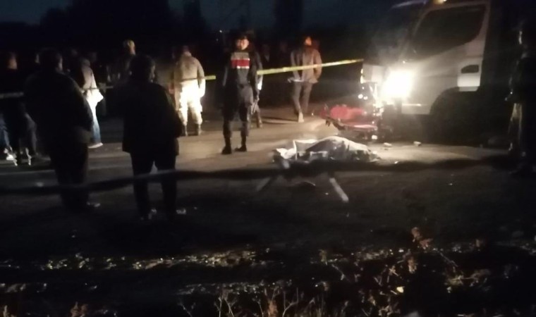 Kamyonet ile motosiklet kafa kafaya çapıştı: 1 ölü, 1 yaralı