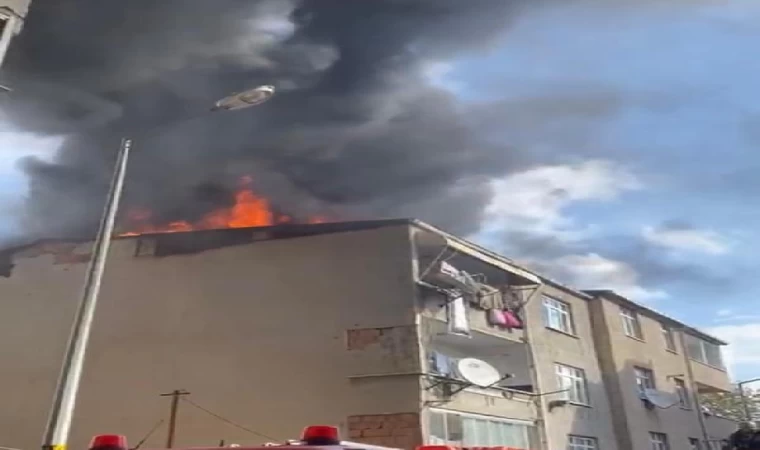 Küçükçekmece’de çatı alev alev yandı