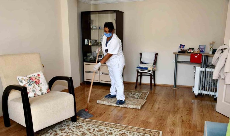 Kuşadası Belediyesi Evde Bakım Birimi vatandaşları yalnız bırakmıyor