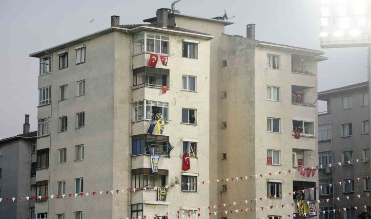 Pendikte Fenerbahçe taraftarları balkonlarından maçı takip etti