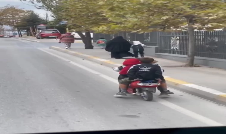 Sancaktepe’de 3 çocuğun tehlikeli yolculuğu kamerada