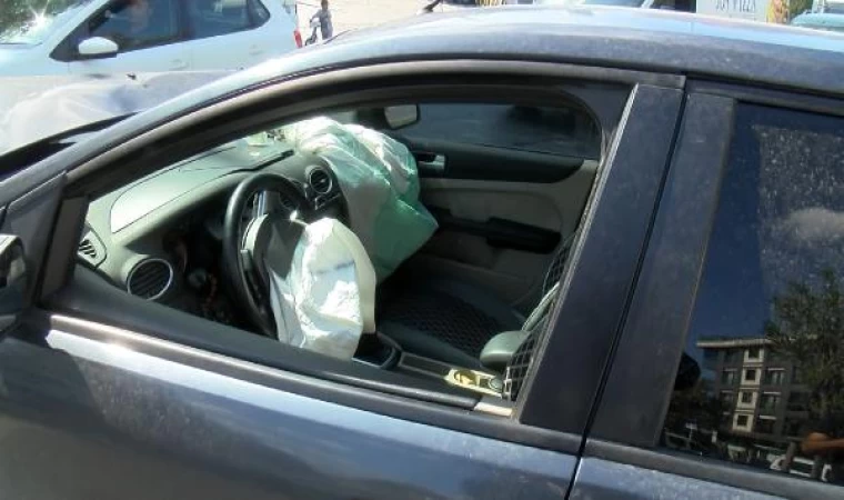 Sancaktepe’de iki otomobil çarpıştı: 2 yaralı