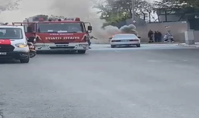 Sancaktepe’de otomobil alev alev yandı
