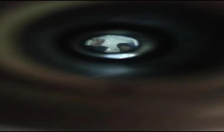 Sultangazi’de hırsızları kapı dürbününden cep telefonu kamerasıyla kaydetti