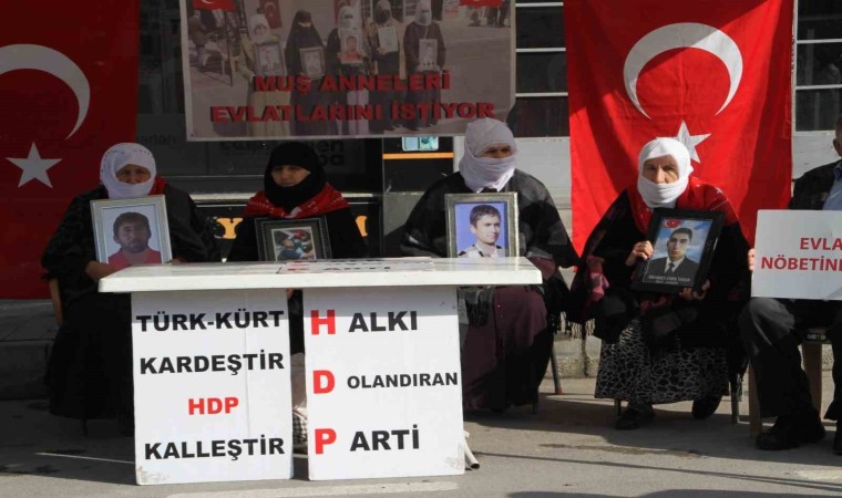 ailelerin hdp onundeki kararli bekleyisi devam ediyor 1 1701253827