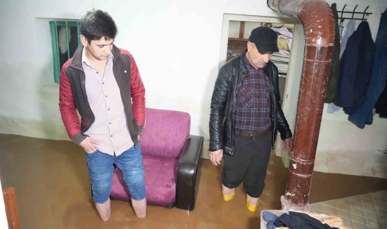 Balıkesirde sağanak yağış ve lodos fırtınası hayatı olumsuz etkilemeye devam ediyor