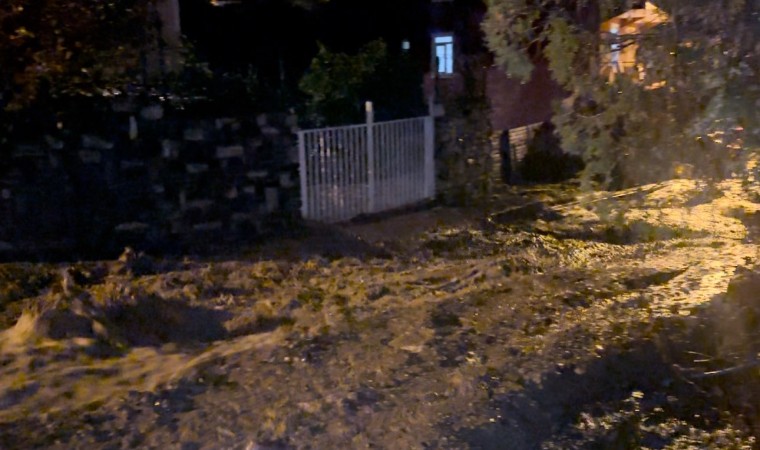 Bursada sağanak yağış sele dönüştü: Dereler taştı, yollar göle döndü