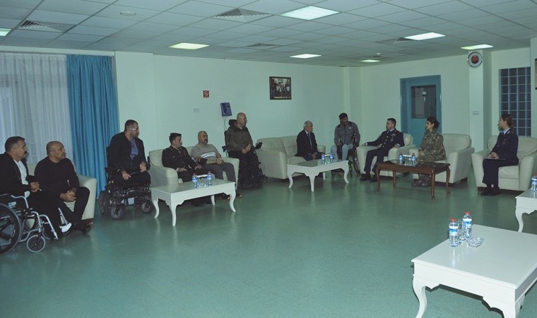 Hava Kuvvetleri personelinden hastanede tedavileri süren gazilere ziyaret