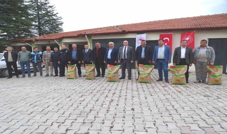 Hisarcıkta 98 çiftçiye yüzde 50 hibeli 18 ton 100 kilo buğday tohumu dağıtıldı