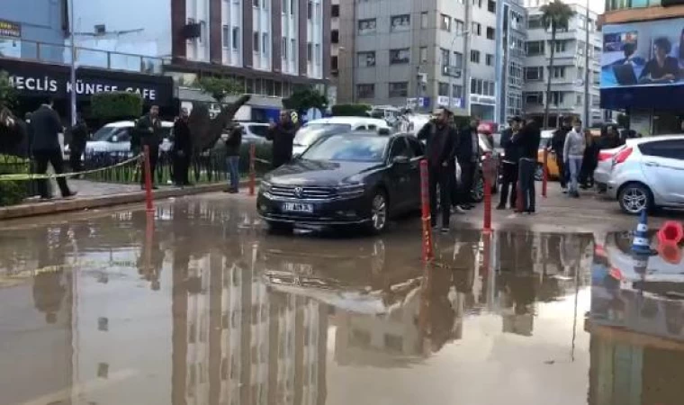 İskenderun’da cadde ve sokaklar su altında kaldı