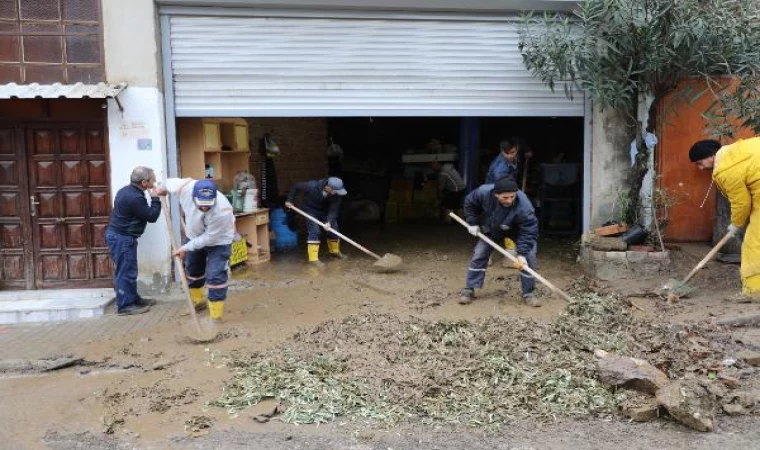 Mudanya’da sel etkili oldu; dereler taştı, araçlar su içinde kaldı (7)