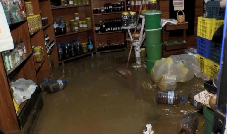 Mudanya’da sel etkili oldu; dereler taştı, araçlar sular içinde kaldı (2)