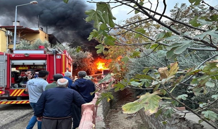 Seyir halindeki minibüs bir anda alev aldı