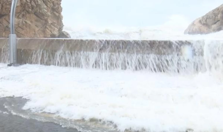 Şile’de dalgalar yola kadar ulaştı