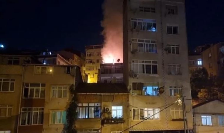 Şişli’de 4 katlı binanın çatısı alev alev yandı