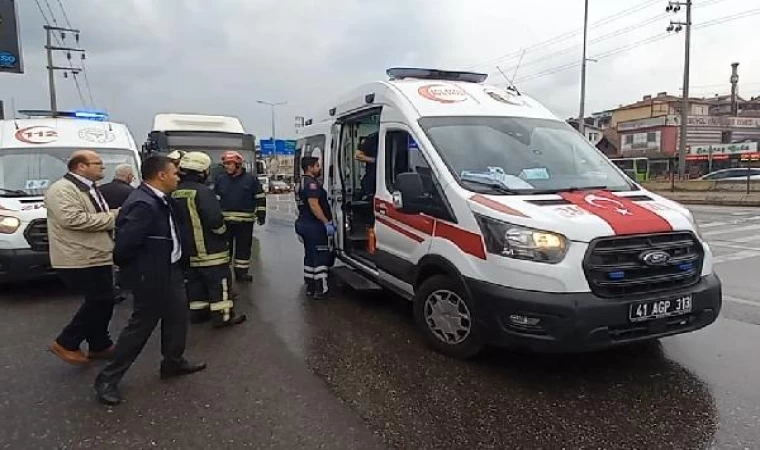 TIR, halk otobüsüne çarptı: 8 yaralı