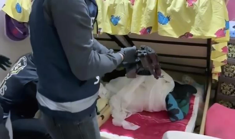 Yatak bazasından Kalaşnikof çıktı, arkadaşına ait olduğunu söyledi