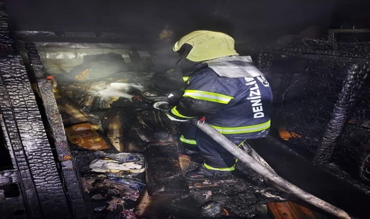Alevlerin yükseldiği çatı katı kullanılamaz hale geldi