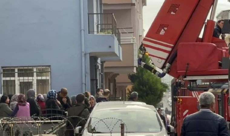 Ataşehir’de 4 katlı binanın çatı katında yangın