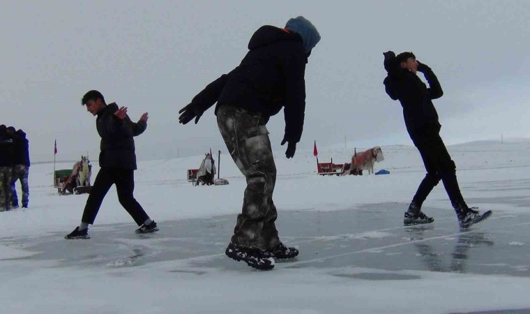 Çıldır Gölünde halaylı atlı kızak sezonu açılışı