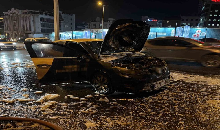 E-5 karayolunda seyir halindeki araç alev alev yandı, o anlar kameraya yansıdı