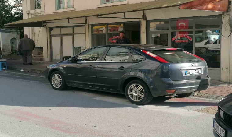 Elektrikli scooter otomobille çarpıştı: 1 yaralı