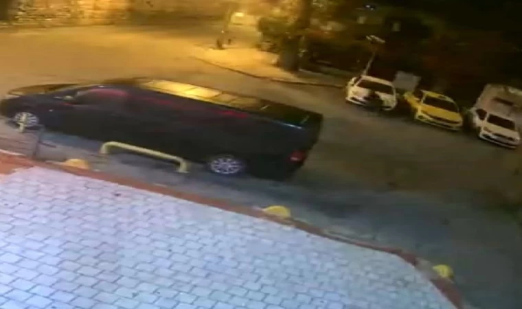 Fatih’te yanan otomobillerin kundaklandığı anlar kameraya yansıdı