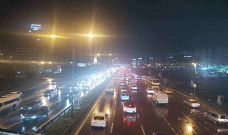 İstanbulda akşam saatlerinde trafik yoğunluğu