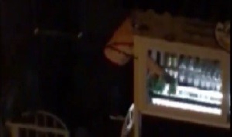 İzmirde hırsızın suçüstü yakalanma anı kamerada