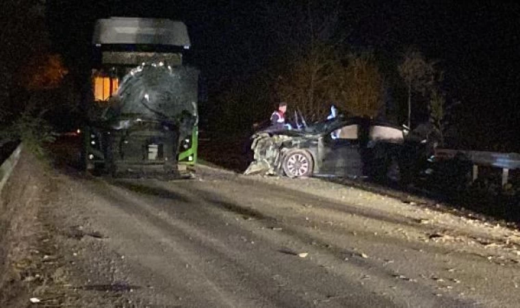 İzmit’te otomobil ile belediye otobüsü çarpıştı: 1 ölü, 2 yaralı