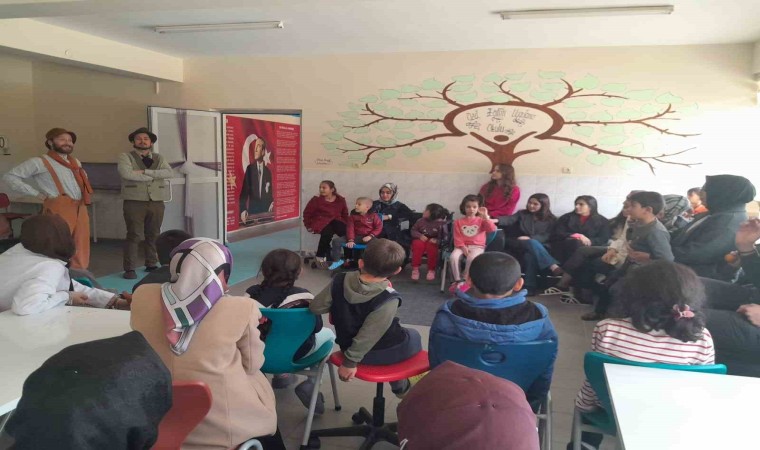 Karapınarda Çat Kapı Sınıf Tiyatrosu öğrencilerle buluştu