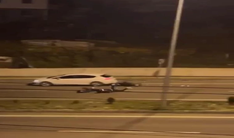 Kazaya yardım etmek için duran sürücünün otomobiline motosiklet çarptı: 3 yaralı