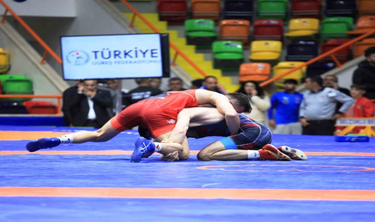 Konyada Mahmut Demir Büyükler Serbest Güreş Türkiye Şampiyonasının resmi  töreni yapıldı