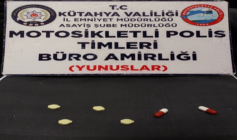 Kütahyada Yunus Timleri bir kişinin üzerinde uyuşturucu ele geçirdi