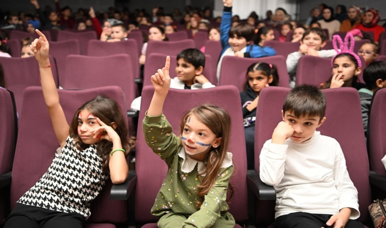 Minikler tiyatro oyunuyla eğlendi