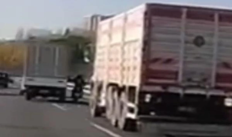 (Özel) Başakşehir TEM’de kamyonetin bariyerlere sıkıştırdığı motosikletli ölümden döndü