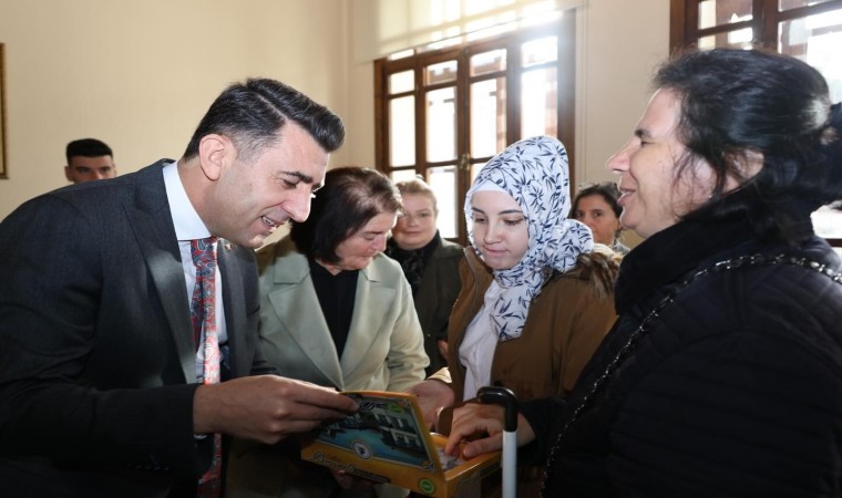 Özel bireyler hediyelerle valiliğe gitti