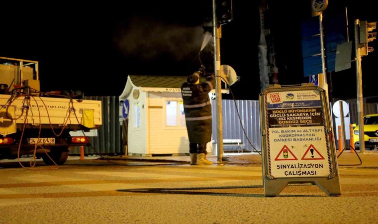 Sakarya Büyükşehirden trafik ışıklarında temizlik mesaisi