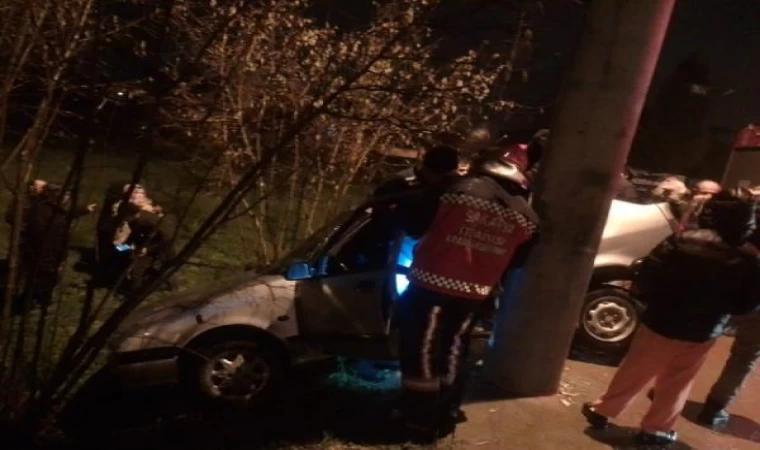 Sakarya’da otomobil beton direğe çarptı; 4 yaralı