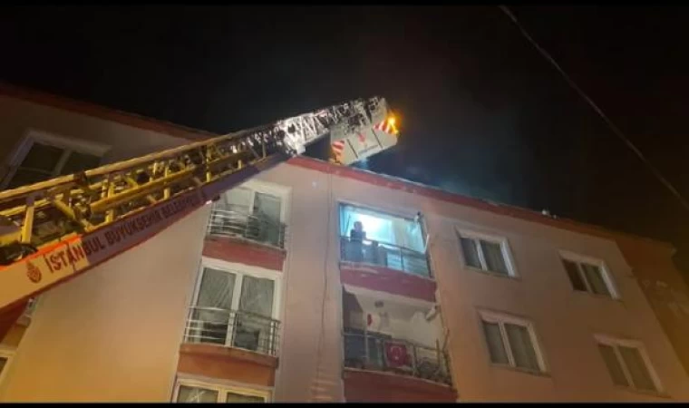Sancaktepe’de bodrum kattan sızan dumandan panikleyenler itfaiye merdiveniyle kurtarıldı