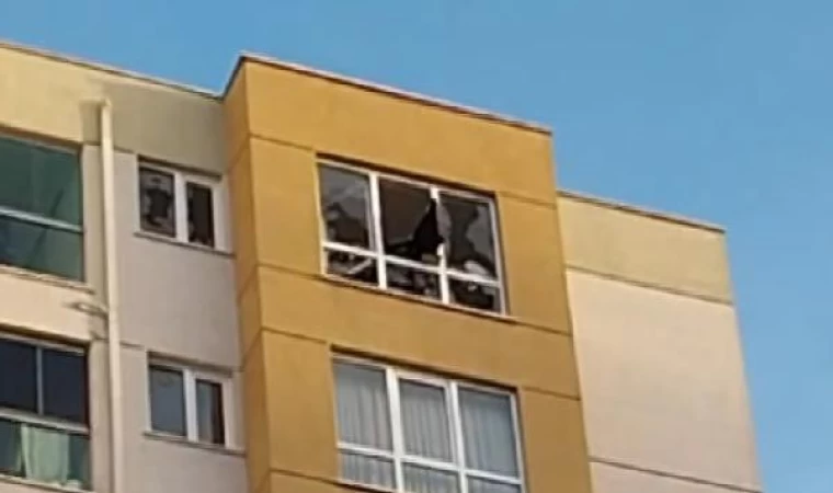 Sancaktepe’de evinin camlarını piknik tüpüyle kırıp eşyaları aşağıya attı