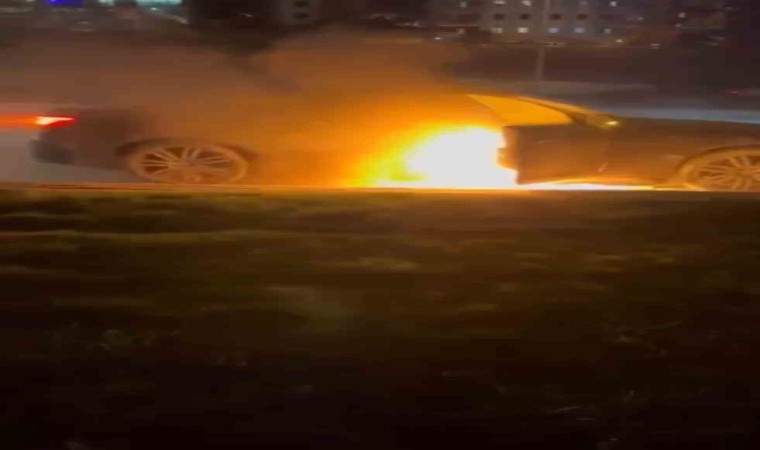 Seyir halindeki otomobil alev alev yandı